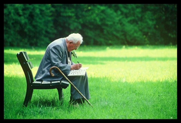 Doing Crossword Puzzle In The Fresh Air Fotografie Bilder Foto 