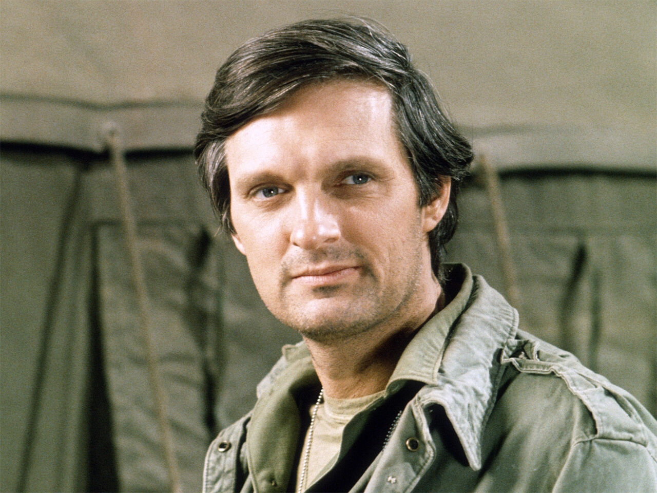 HAWKEYE 8x10 PHOTO MASH TV SHOW Alan Alda Actor Captain Benjamin